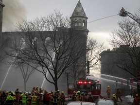 Les pompiers de Montréal sur les lieux d'un incendie sur la rue du Port dans le Vieux-Montréal le jeudi 16 mars 2023.
