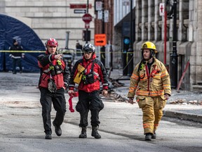 Les pompiers continuent d'enquêter sur les lieux de l'incendie dans le Vieux-Montréal le mardi 21 mars 2023. Dave Sidaway / Montreal Gazette