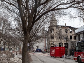 Les pompiers ont continué d'enquêter sur les lieux de l'incendie dans le Vieux-Montréal mardi.