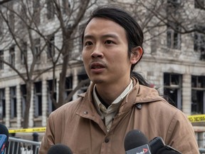Yukun Zeng parle aux journalistes de son ami disparu An Wu sur les lieux de l'incendie du Vieux-Montréal le mardi 21 mars 2023.