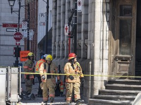Les pompiers poursuivent la recherche de victimes lundi 20 mars 2023 sur les lieux de l'incendie de la semaine dernière qui a laissé au moins sept personnes portées disparues dans le Vieux-Montréal.