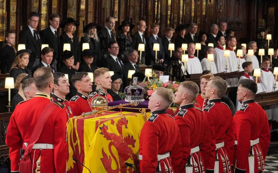 Le cercueil de la défunte reine est porté par des porteurs du 1er Bataillon Grenadier Guards à la chapelle St George du château de Windsor - Getty Images