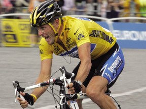 Lance Armstrong roule lors de la 21e étape du Tour de France à Paris, le 24 juillet 2005.