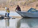 Un agent de la pêche et de la faune discute avec des enfants.  Des agents patrouillent dans les eaux albertaines pour s'assurer que les gens respectent les règles et sont en sécurité.