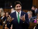 Le premier ministre Justin Trudeau prend la parole lors de la période des questions à la Chambre des communes sur la colline du Parlement à Ottawa, le 8 mars 2023. 