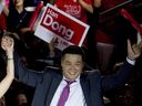 Le candidat libéral provincial de l'époque, Han Dong, célèbre avec ses partisans tout en participant à un événement d'investiture, à Toronto, le jeudi 22 mai 2014.