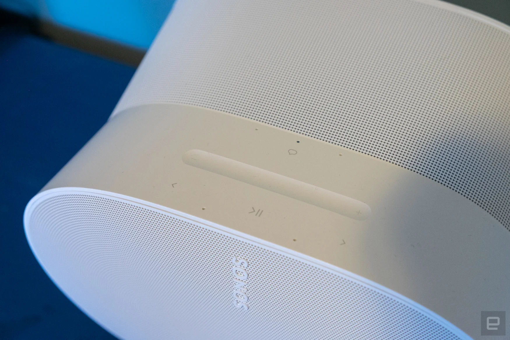 Photos du nouveau haut-parleur Sonos Era 300, qui peut lire de la musique en audio spatial Dolby Atmos.