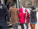 Les réfugiés qui ont traversé la frontière américano-canadienne à Lacolle le 23 février ont été traités et transportés en bus jusqu'à leur prochain arrêt. 