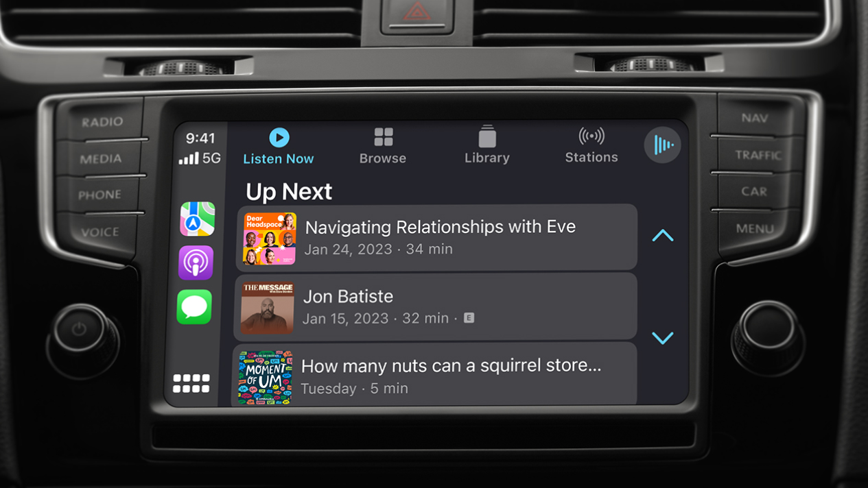 Un écran embarqué affichant des podcasts sur Apple CarPlay