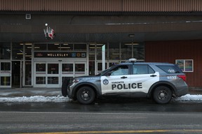 Une voiture de patrouille de la police de Toronto est garée devant la station de métro Wellesley.