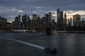 La ligne d'horizon du bas de Manhattan est vue devant un ferry sur l'East River à New York le 6 février 2023.