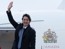 Le premier ministre Justin Trudeau fait signe de la main alors qu'il monte à bord d'un avion du gouvernement, le lundi 9 janvier 2023 à Ottawa.  LA PRESSE CANADIENNE/Adrian Wyld