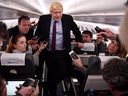 Le Premier ministre britannique Boris Johnson s'entretient avec des journalistes à bord d'un vol Alsie Express à destination de Birmingham en 2019. Pour une raison quelconque, la vue d'un Premier ministre canadien assis à bord d'un vol WestJet ou Air Canada est considérée comme impensable. 