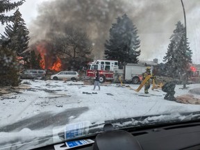 Les équipes d'urgence répondent à une explosion dans une maison et à un incendie sur le bloc 700 de Maryvale Way NE à Calgary le lundi 27 mars 2023.