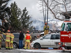 Des pompiers se rendent sur les lieux d'une explosion dans une maison qui a blessé plusieurs personnes, détruit une maison et endommagé d'autres à Calgary, en Alberta, le lundi 27 mars 2023.