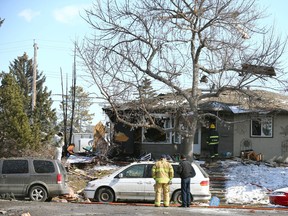 Des enquêteurs sont présentés sur les lieux d'une explosion sur Maryvale Way NE à Calgary le lundi 27 mars 2023.