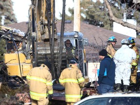 Les enquêteurs parcourent les décombres sur les lieux d'une explosion sur Maryvale Way NE à Calgary le lundi 27 mars 2023. Au moins 10 personnes ont été blessées dans l'explosion.
