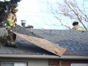 Les pompiers de Calgary enlèvent les débris des arbres et des toits pendant que les enquêteurs parcourent les décombres sur les lieux d'une explosion sur Maryvale Way NE à Calgary le lundi 27 mars 2023. Au moins 10 personnes ont été blessées dans l'explosion.