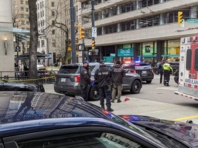 La scène de l'attaque au couteau devant le Starbucks dans les rues Granville et Pender au centre-ville de Vancouver le dimanche 26 mars 2023.