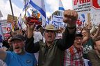Les manifestants crient des slogans devant le parlement israélien à Jérusalem au milieu des manifestations en cours et appellent à une grève générale contre la campagne controversée du gouvernement d'extrême droite pour remanier le système judiciaire, le 27 mars 2023.  