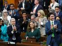 La vice-première ministre et ministre des Finances Chrystia Freeland reçoit des applaudissements alors qu'elle présente le budget fédéral à la Chambre des communes.