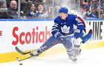 15 mars 2023 ;  Toronto, Ontario, CAN ;  L'attaquant des Maple Leafs de Toronto Joel Acciari (52 ans) s'empare de la rondelle du défenseur de l'Avalanche du Colorado Brad Hunt (17 ans) en première période au Scotiabank Arena. 