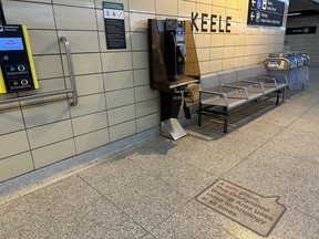 Le quai de la station de métro TTC Keele, avec un message de sécurité au sol.