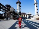 Un employé de Shell visite l'installation de captage et de stockage du carbone Quest de l'entreprise à Fort Saskatchewan, en Alberta.  Le budget fédéral promet des dizaines de milliards pour accélérer la transition vers une économie à émissions nettes nulles.