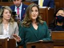 La vice-première ministre et ministre des Finances Chrystia Freeland présente le budget fédéral à la Chambre des communes sur la Colline du Parlement à Ottawa, le 28 mars 2023. 
