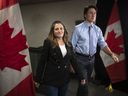 La vice-première ministre et ministre des Finances Chrystia Freeland, ainsi que le premier ministre Justin Trudeau, arrivent au Hamilton Convention Centre, à Hamilton, en Ontario, le lundi 23 janvier 2023.