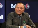 Le commissaire de la Ligue nationale de hockey, Gary Bettman, s'adresse aux médias au Centre Canadian Tire, le 27 mars 2023.