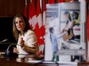 La vice-première ministre et ministre des Finances Chrystia Freeland assiste à une conférence de presse sur l'énoncé économique de l'automne à Ottawa, le 3 novembre 2022.