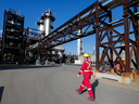 Un employé de Shell passe devant la nouvelle installation Quest de capture et de stockage du carbone de l'entreprise à Fort Saskatchewan, en Alberta.