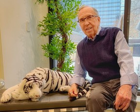 Dick Haskayne avec son tigre en peluche, qui lui rappelle le vieux slogan d'Esso, « mettez un tigre dans votre réservoir ».