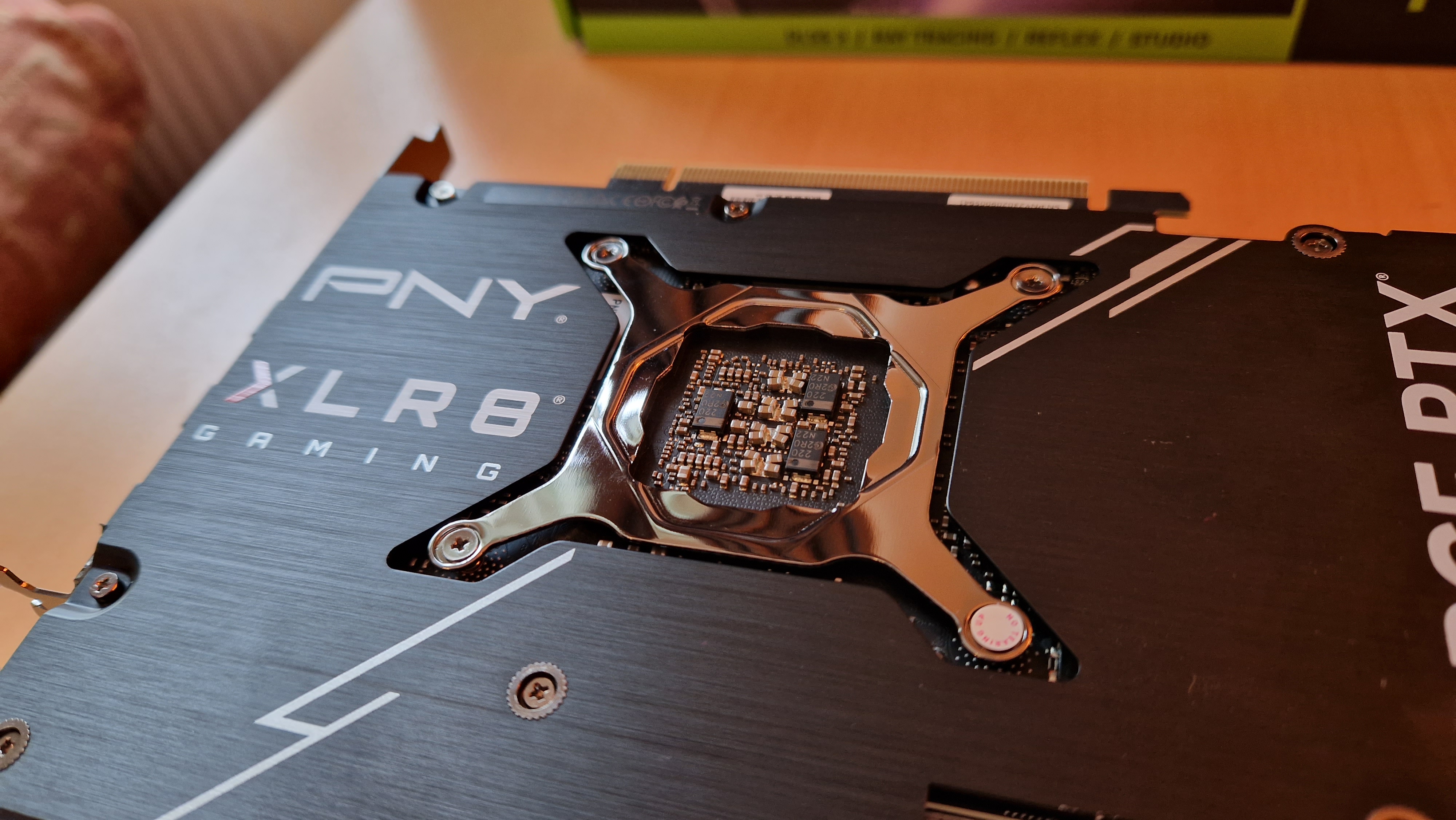 PNY GeForce RTX 4070 Ti montrant la conception complexe de la carte