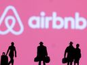 Le site Web d'Airbnb indique qu'une personne ne peut pas réserver pour quelqu'un d'autre à moins qu'elle ne reste ensemble.