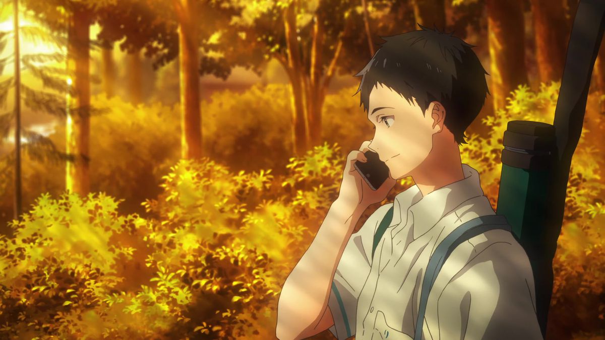 Un garçon d'anime aux cheveux noirs (Minato Narumiya) parle sur un téléphone portable et sourit en marchant à côté d'une forêt d'arbres et de buissons inondés de soleil en fin d'après-midi.
