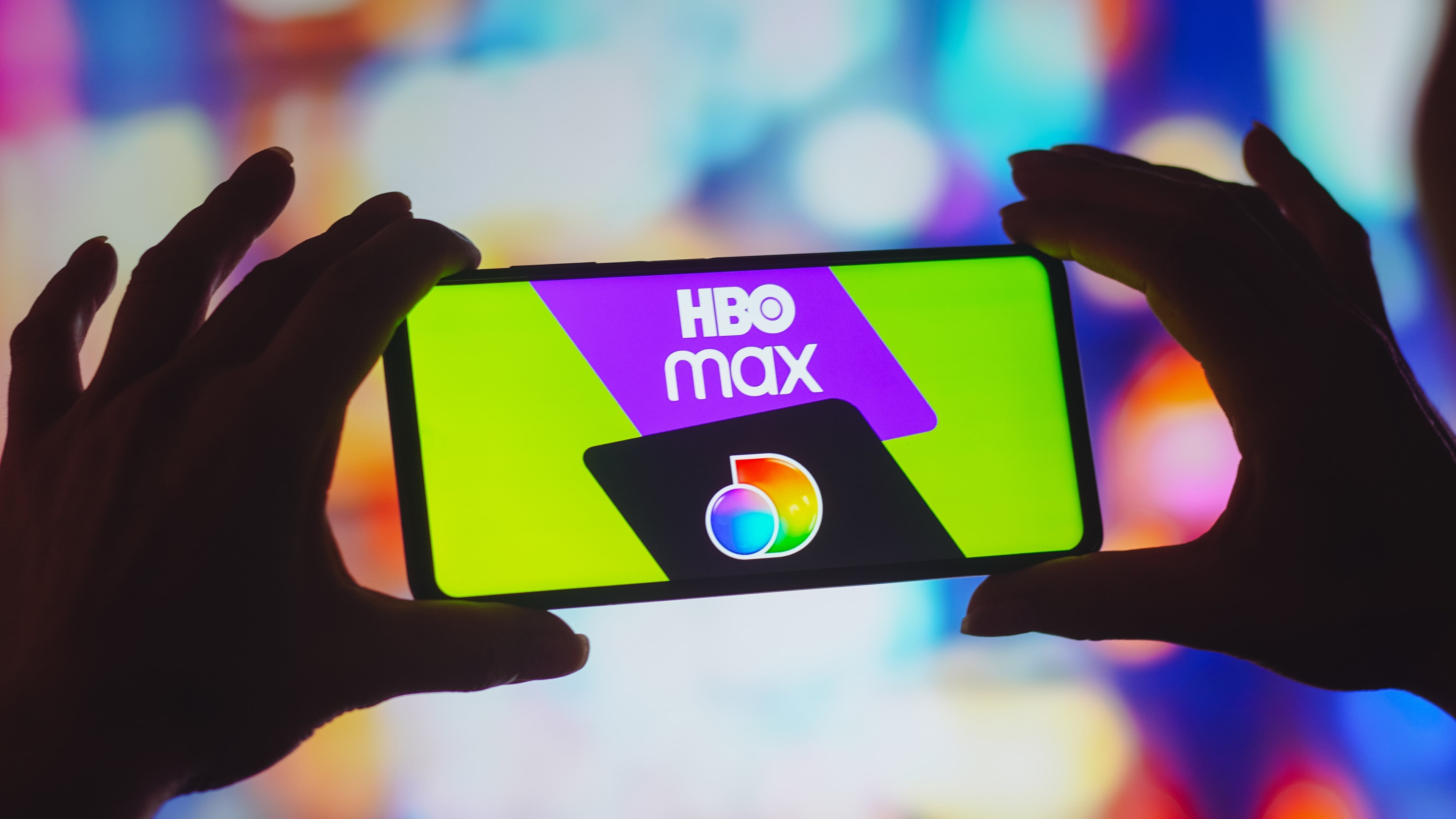 Logos HBO Max et Discovery Plus sur l'écran du smartphone