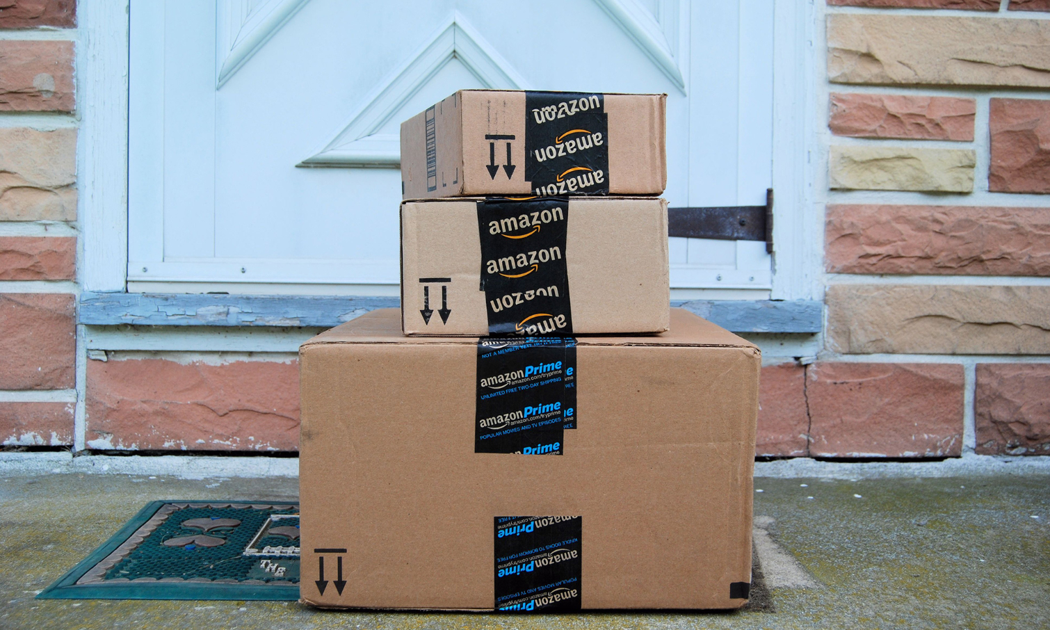 Boîtes Amazon sur le pas de la porte