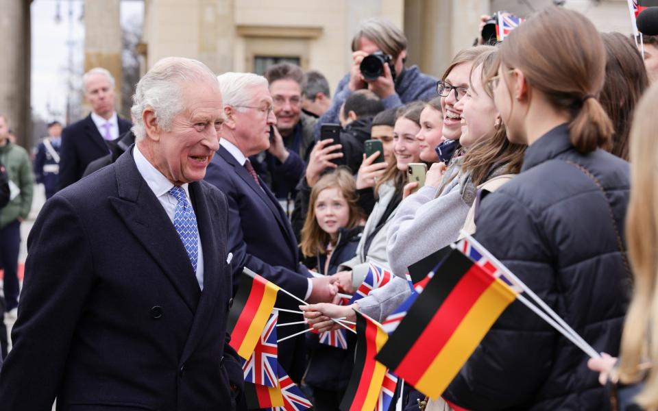 Le roi Charles rencontre la foule lors de la cérémonie d'accueil à la porte de Brandebourg à Berlin - Andreas Rentz/Getty Images Europe