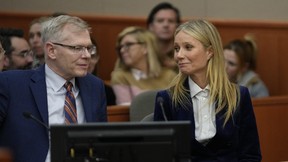 Gwyneth Paltrow et l'avocat Steve Owens réagissent alors que le verdict est lu dans son procès civil pour une collision avec un autre skieur le 30 mars 2023 à Park City, Utah.