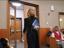 L'actrice Gwyneth Paltrow entre en cour lors de son procès civil pour une collision avec un autre skieur le 29 mars 2023 à Park City, Utah. 