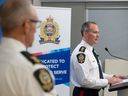 Le chef adjoint de la police d'Edmonton, Devin Laforce, à droite, et le surintendant.  Shane Perka de la Division des enquêtes criminelles d'EPS fait le point sur l'enquête du 23 mars 2023 sur le décès de deux agents à Edmonton la semaine précédente.