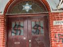 La façade de la synagogue Bagg St., vue le 28 mars, a été peinte à la bombe avec plusieurs croix gammées pendant le week-end.