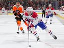 Sean Farrell des Canadiens contrôle la rondelle contre Kevin Hayes des Flyers mardi soir à Philadelphie.