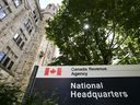 Le siège social de l'Agence du revenu du Canada (ARC) Connaught Building est photographié à Ottawa le lundi 17 août 2020. L'Agence du revenu du Canada (ARC) a déposé une plainte de pratiques de travail déloyales contre le syndicat représentant les employés de l'impôt, affirmant qu'il ne négocie pas en bonne foi.