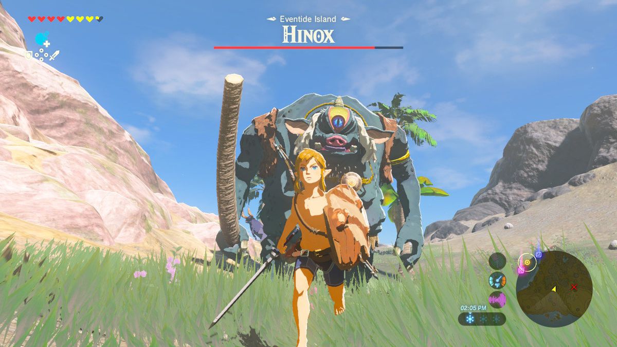 Link partant d'un Hinox dans The Legend of Zelda: Breath of the Wild, tenant une épée et un bouclier en bois tandis que les gros ennemis ressemblant à des cochons se dressent à l'arrière-plan.