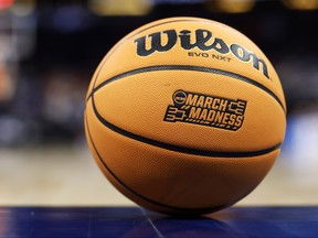 Une vue détaillée du logo NCAA March Madness sur un ballon de match Wilson Evo NXT pendant la seconde moitié du premier tour du tournoi de basket-ball masculin NCAA au Amway Center le 16 mars 2023 à Orlando, en Floride.