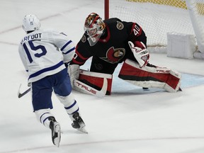 Le centre des Maple Leafs de Toronto Alexander Kerfoot glisse la rondelle sous le gardien de but des Sénateurs d'Ottawa Mads Sogaard pour le vainqueur de la fusillade de neuvième ronde à Ottawa, le samedi 18 mars 2023.
