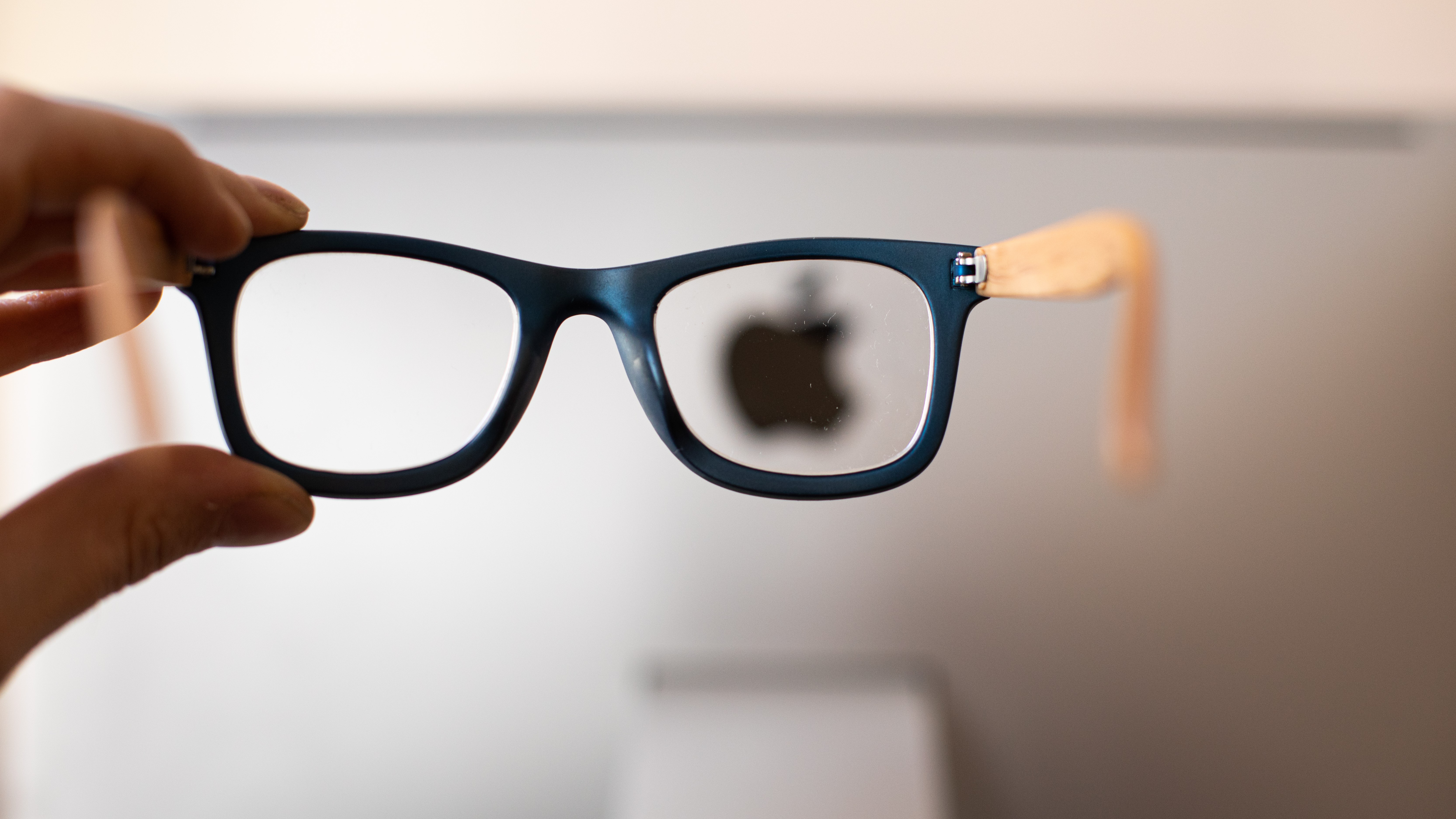 Apple Glass - Logo Apple vu à travers une paire de lunettes